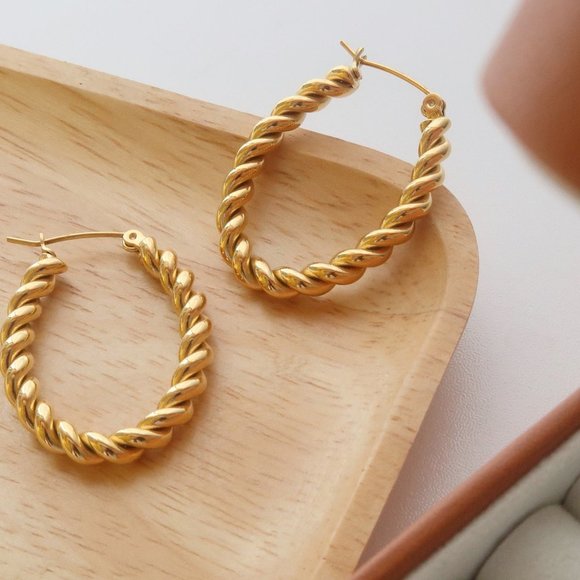 NEW 18K Gold Plated Braided Oval Hoop Earrings - Picture 8 of 8